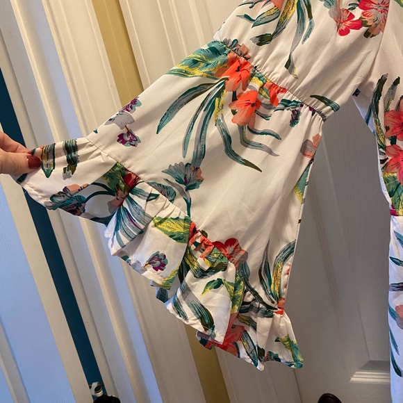 Hint of Blush Floral Bell Sleeve Off The Shoulder Romper Size L - Picture 2 of 5